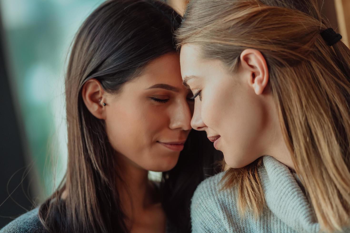 diversas amigas chicas lesbianas pareja abrazándose. elegantes y geniales mujeres de la generación z que salen enamoradas disfrutan de relaciones románticas foto