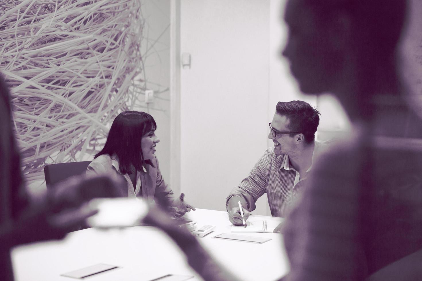 equipo de negocios en una reunión en un edificio de oficinas moderno foto