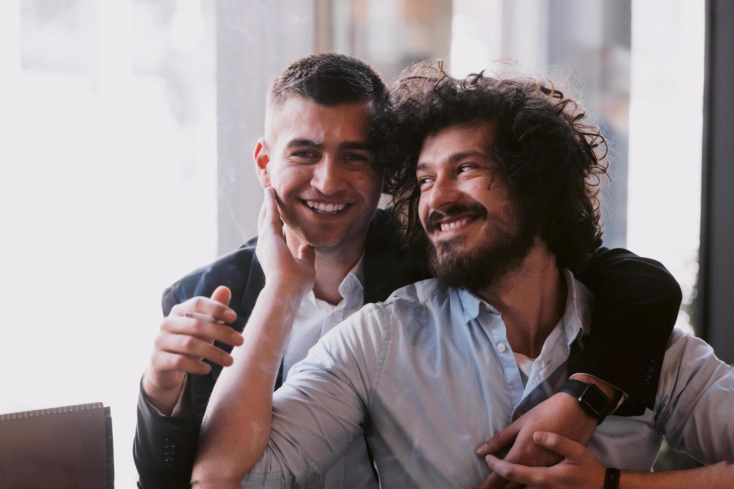 diversos amigos pareja gay abrazos. los hombres elegantes y geniales de la generación z que salen enamorados disfrutan de relaciones románticas foto