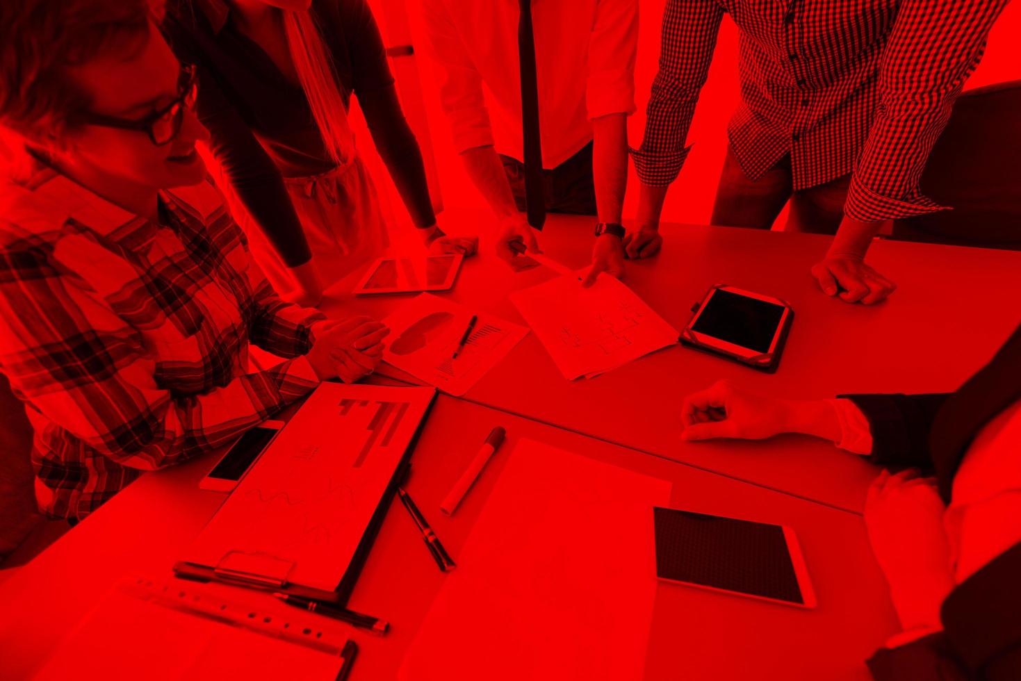 vista superior del grupo de personas de negocios lluvia de ideas sobre la reunión foto