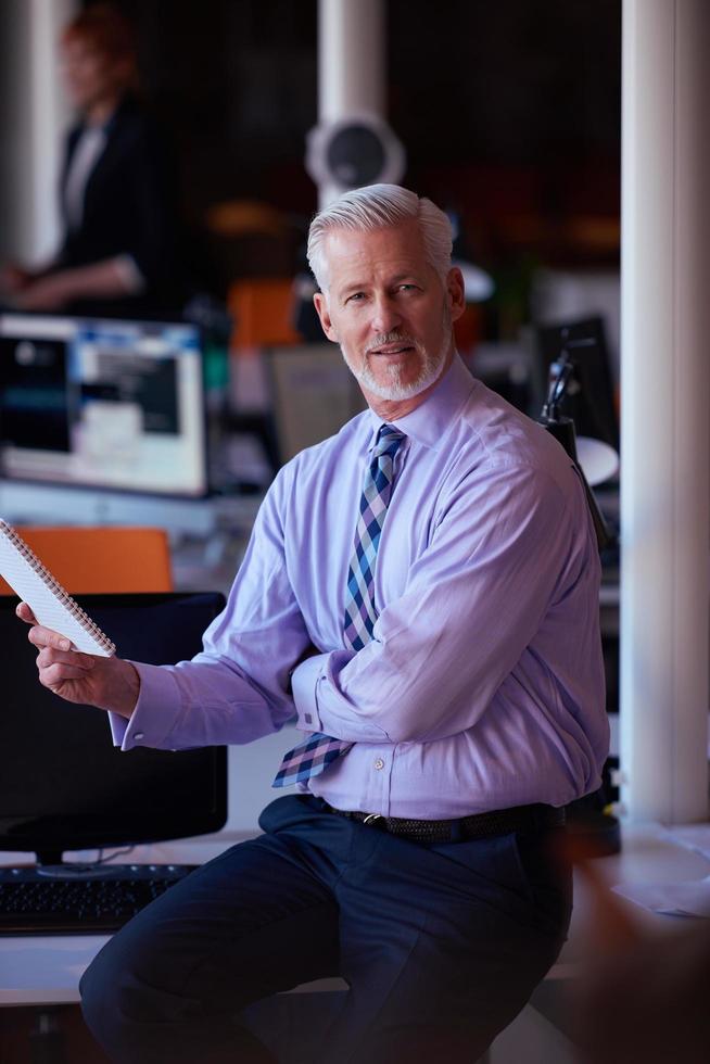 hombre de negocios senior con su equipo en la oficina foto