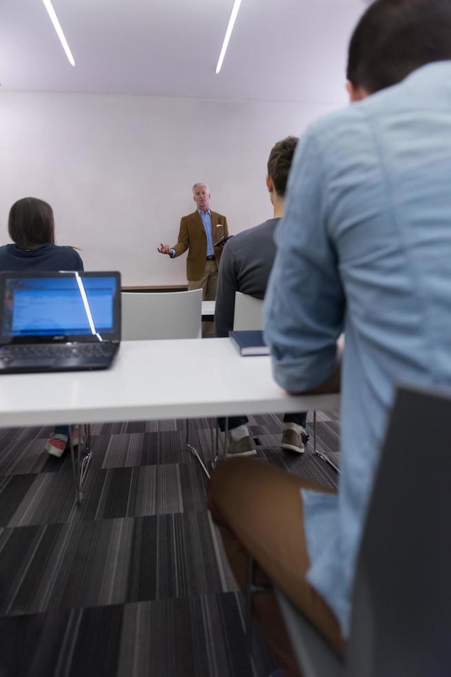 profesor con un grupo de estudiantes en el aula foto