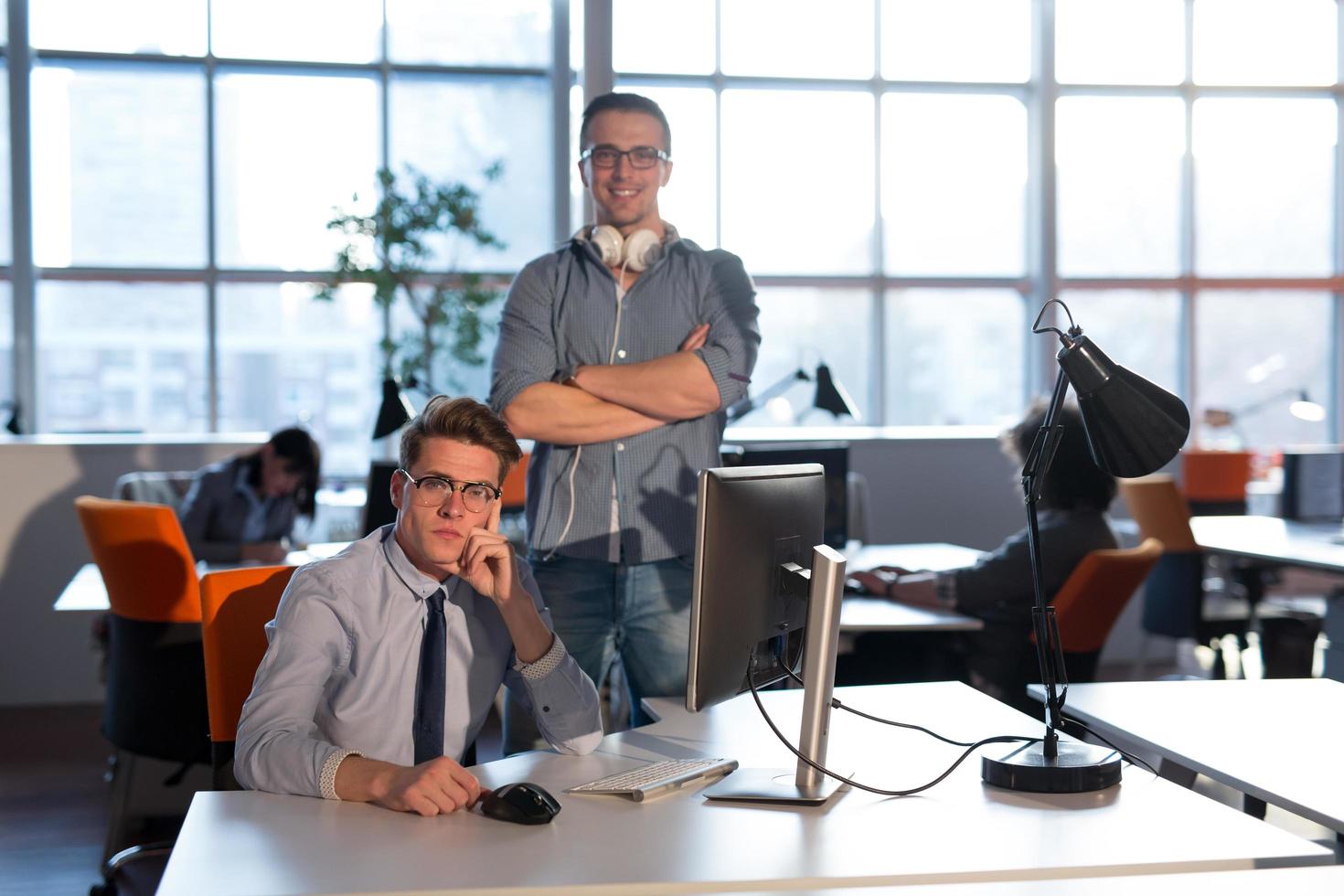 dos personas de negocios que trabajan con una computadora en la oficina foto