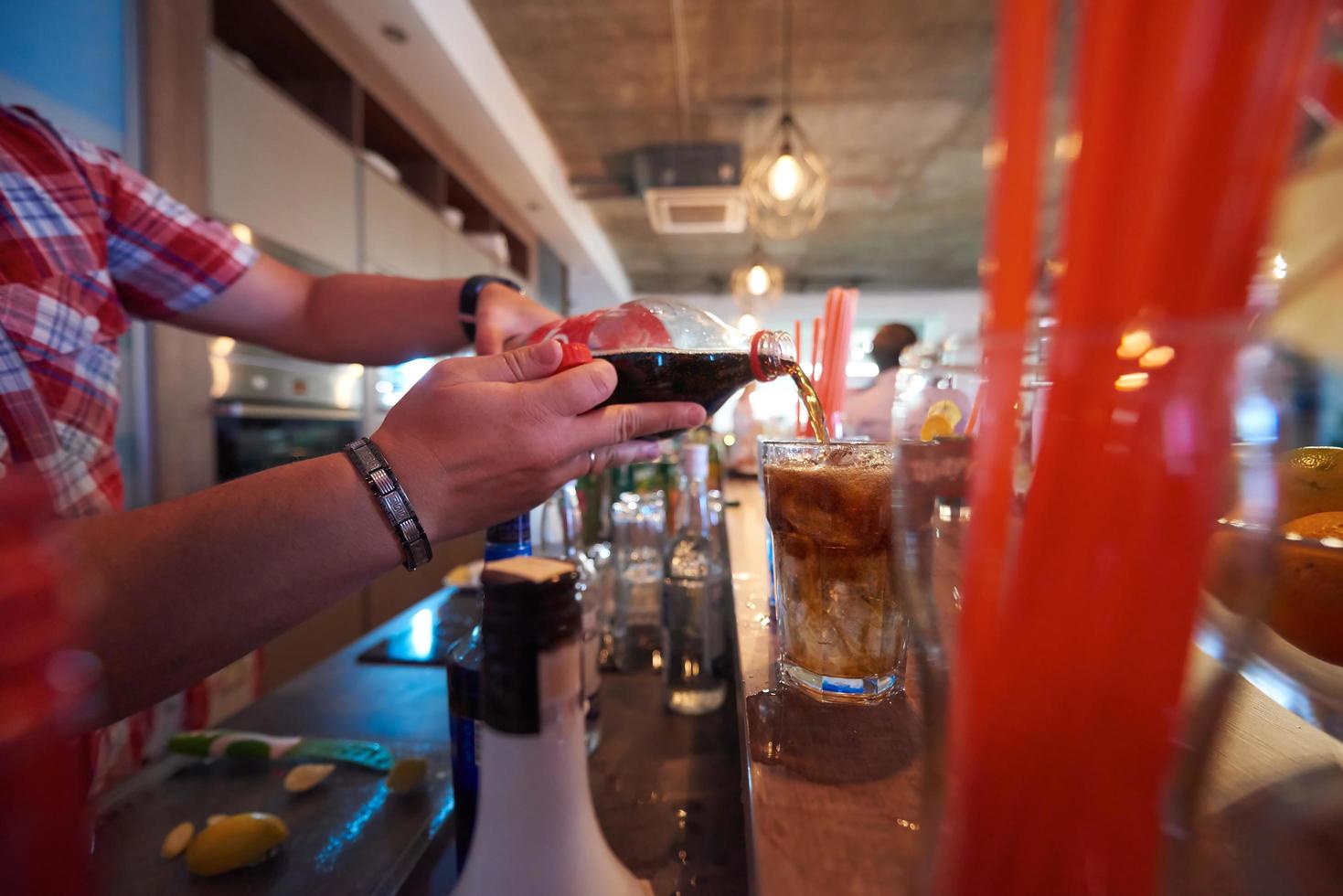 barman prepara una bebida de cóctel fresca foto