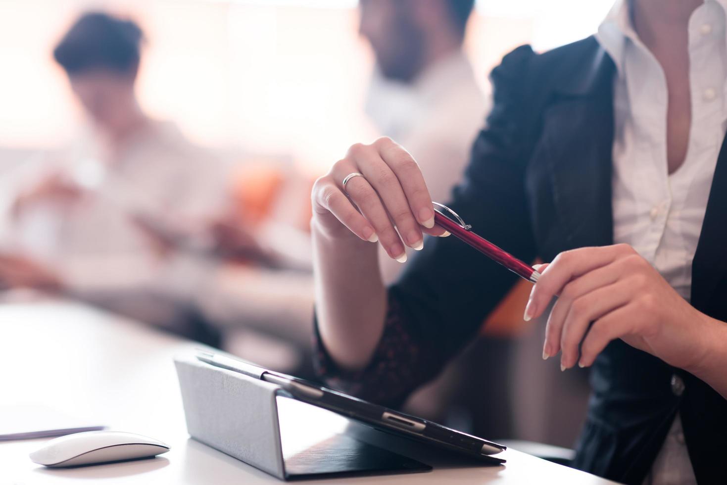 manos de mujer sosteniendo la pluma en la reunión de negocios foto