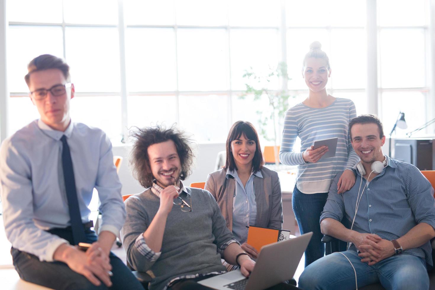 retrato de un equipo de negocios en una reunión foto