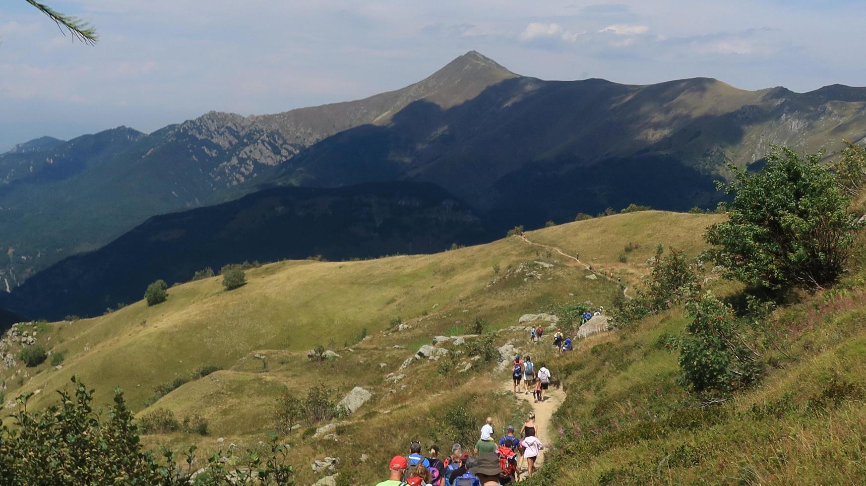 hermosas vistas de las montañas de limone piemonte, en los alpes marítimos piamonteses, durante un trekking en agosto del verano de 2022 foto