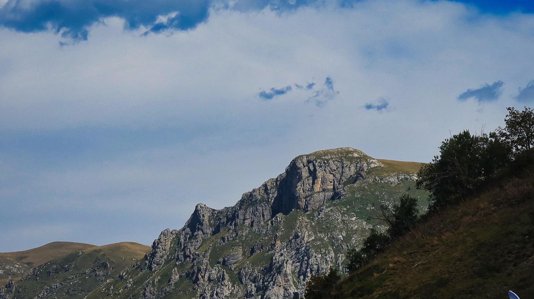 hermosas vistas de las montañas de limone piemonte, en los alpes marítimos piamonteses, durante un trekking en agosto del verano de 2022 foto