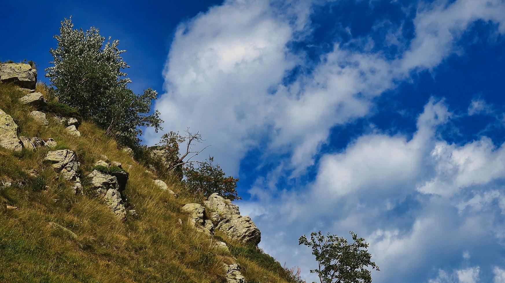 hermosas vistas de las montañas de limone piemonte, en los alpes marítimos piamonteses, durante un trekking en agosto del verano de 2022 foto