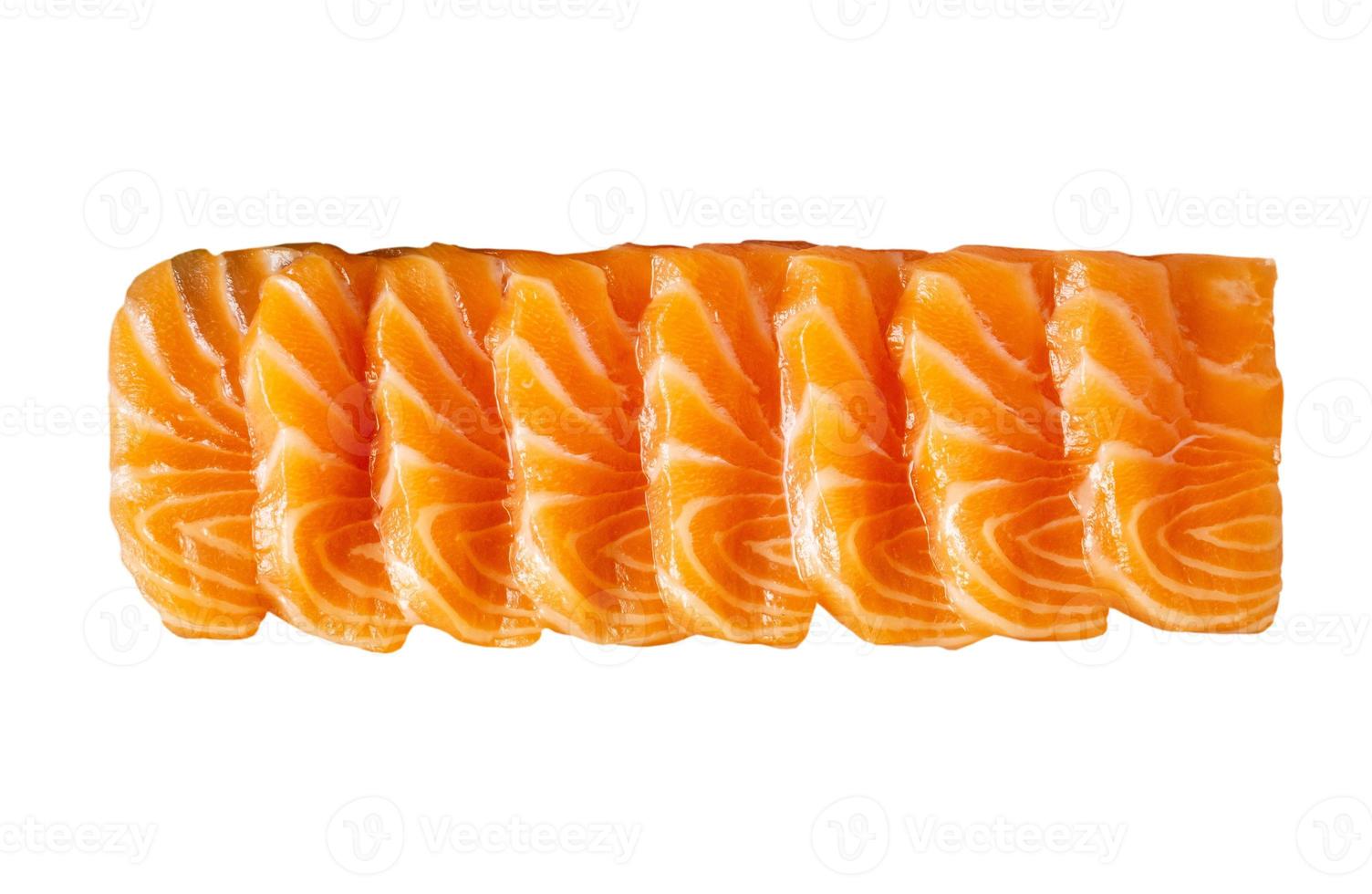 Rebanada de salmón sashimi aislado sobre fondo blanco. foto