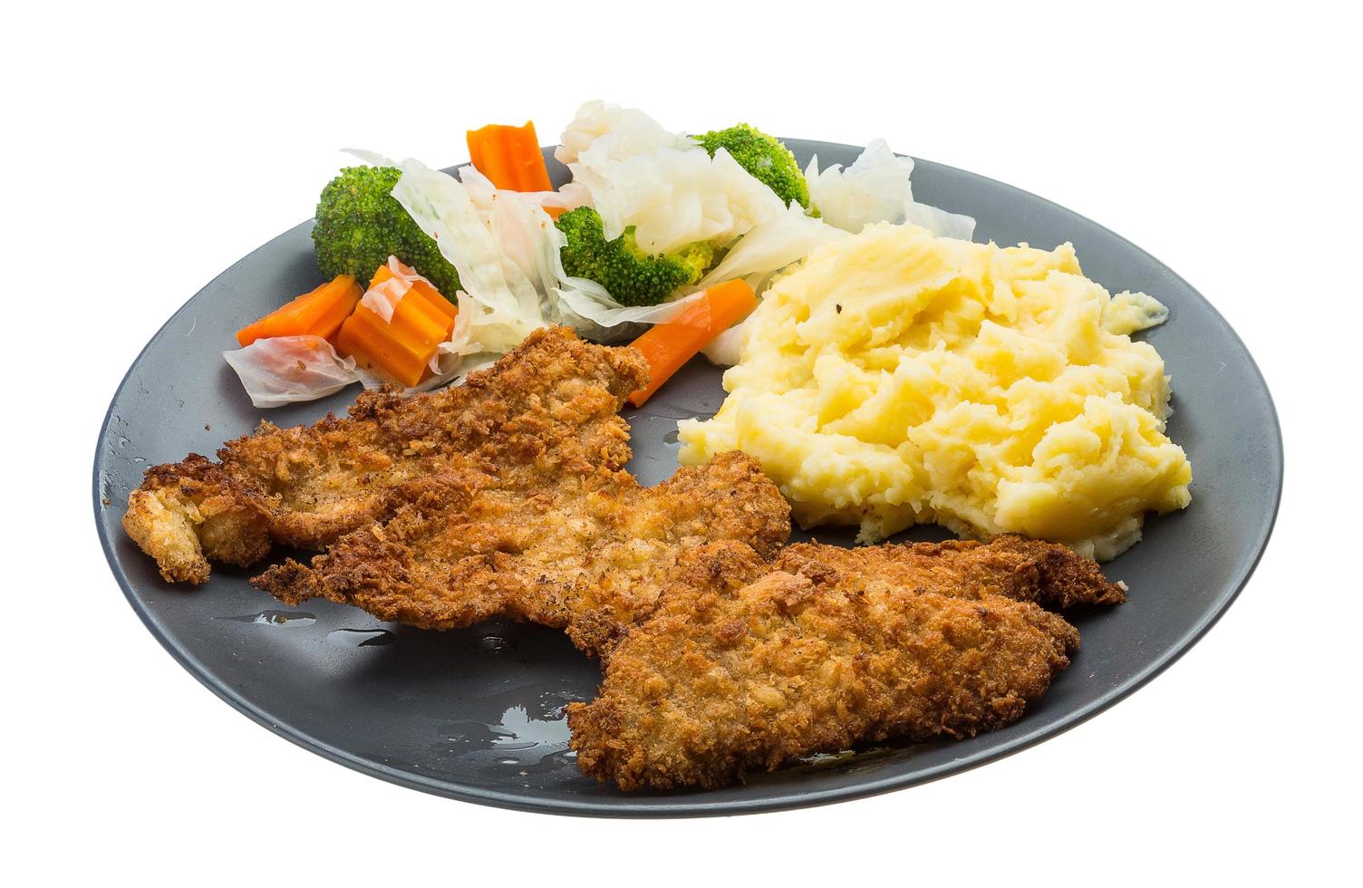 Schnitzel en el plato y fondo blanco. foto