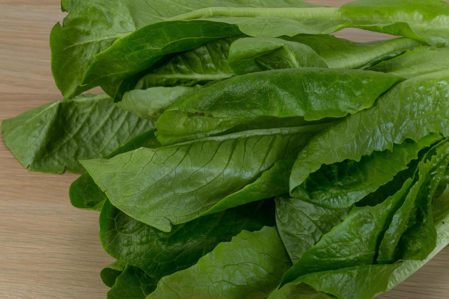 ensalada romana sobre fondo de madera foto