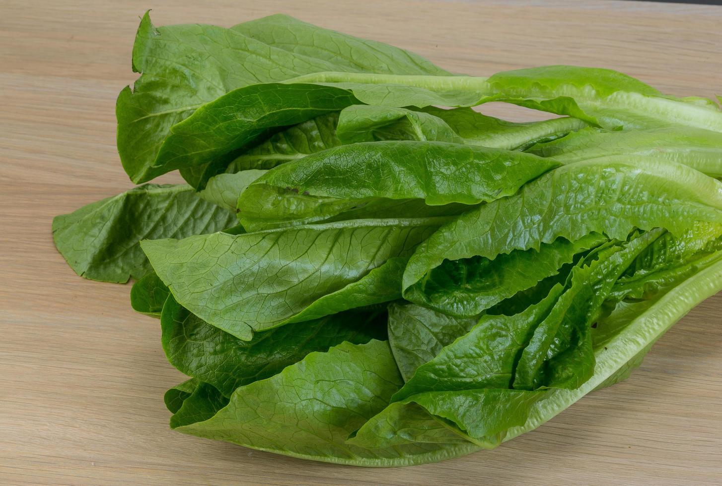 ensalada romana sobre fondo de madera foto