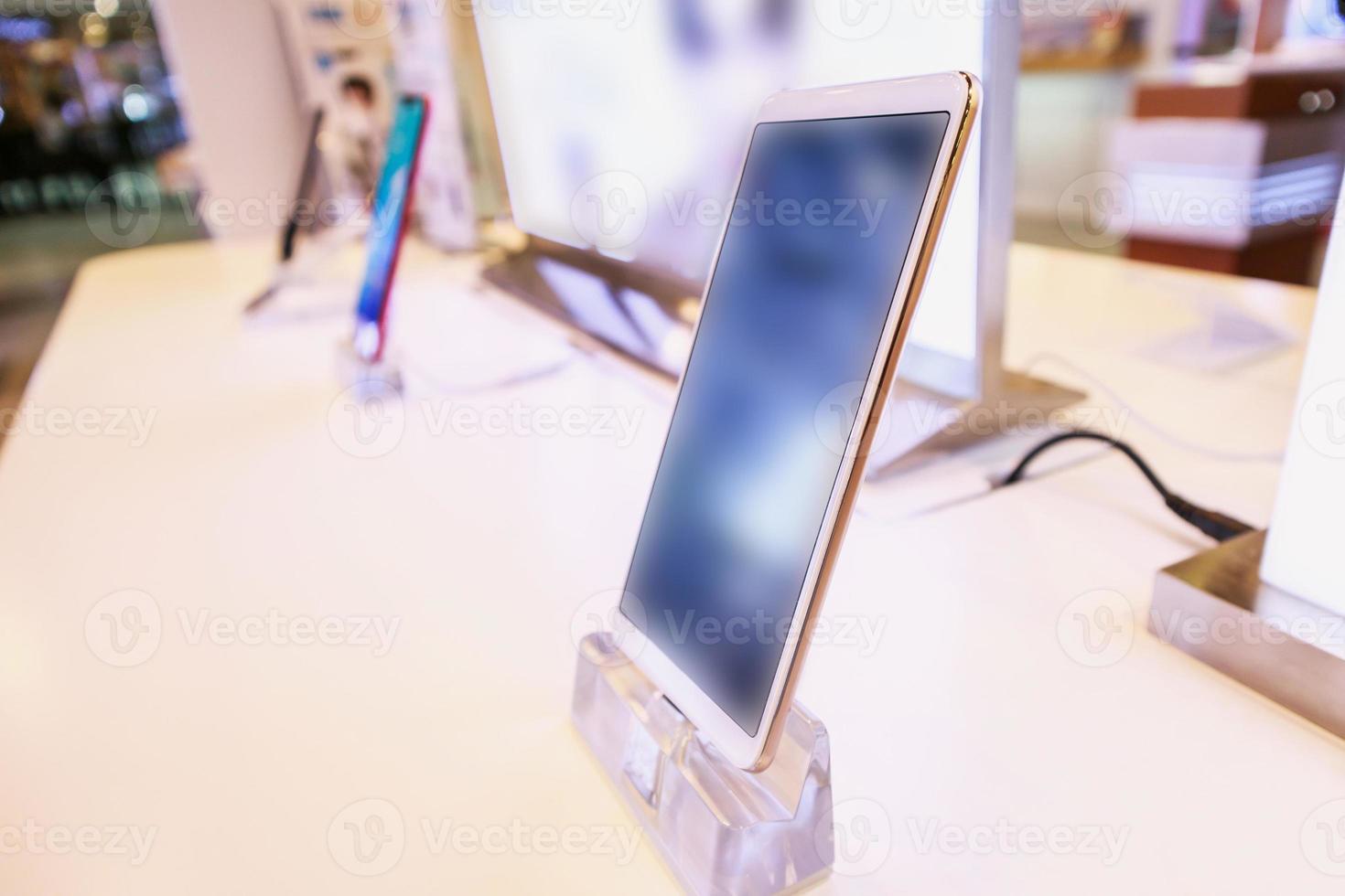 nuevo teléfono inteligente móvil en exhibición de tienda electrónica de telecomunicaciones foto