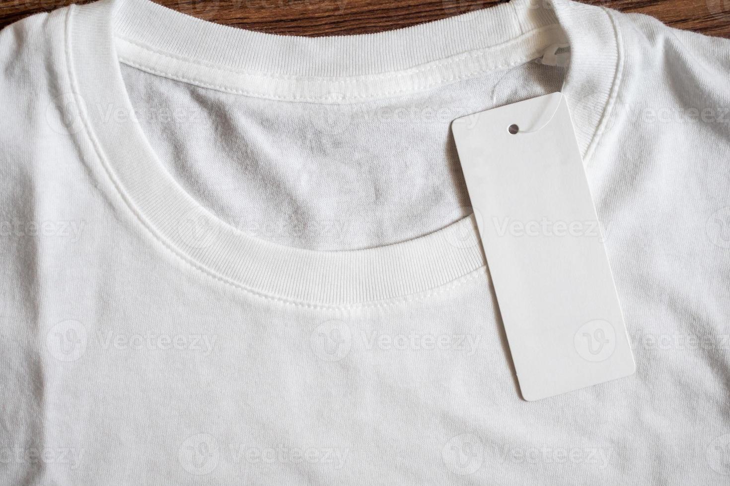 etiqueta de precio en blanco en camiseta blanca foto