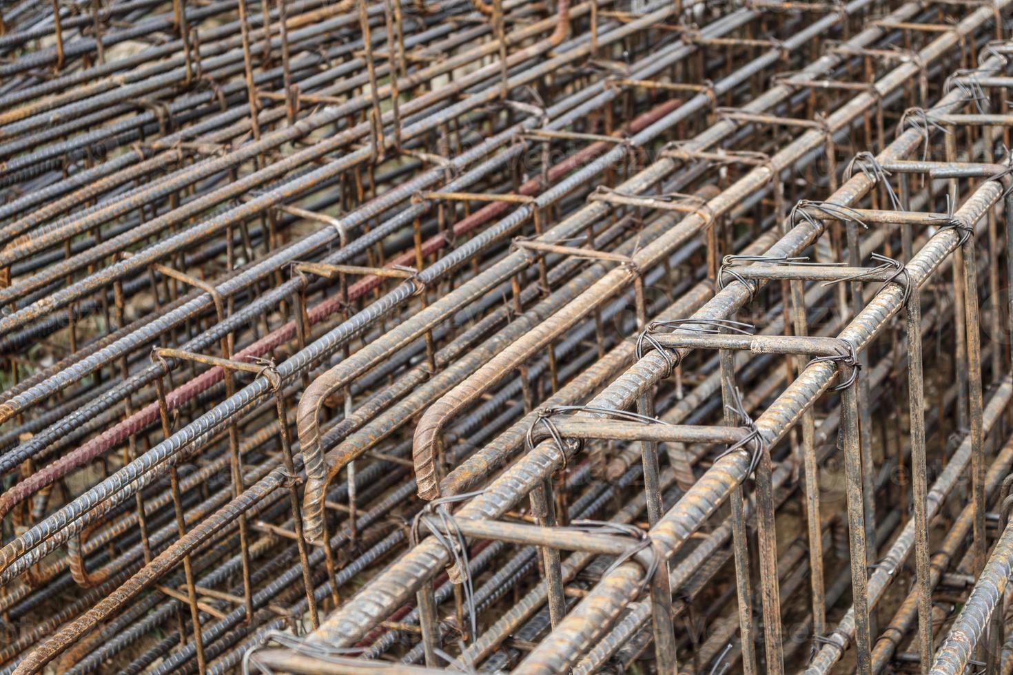 barras de refuerzo de acero para hormigón armado en el sitio de construcción foto