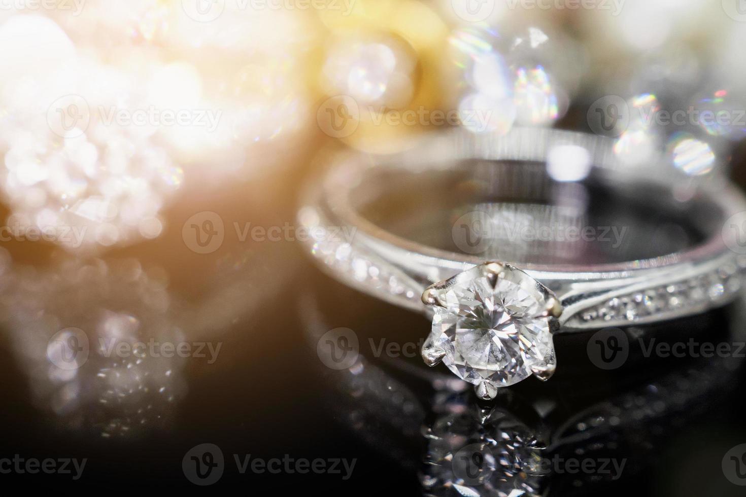 anillos de diamantes de joyería con una reflexión sobre fondo negro foto