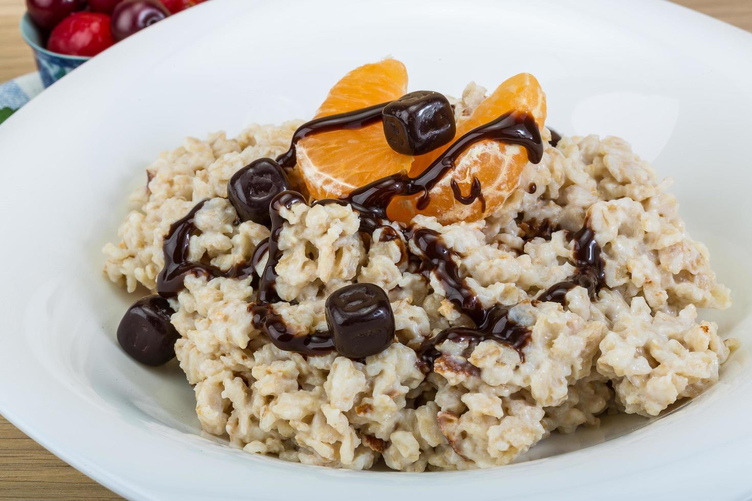 avena en el plato y fondo de madera foto