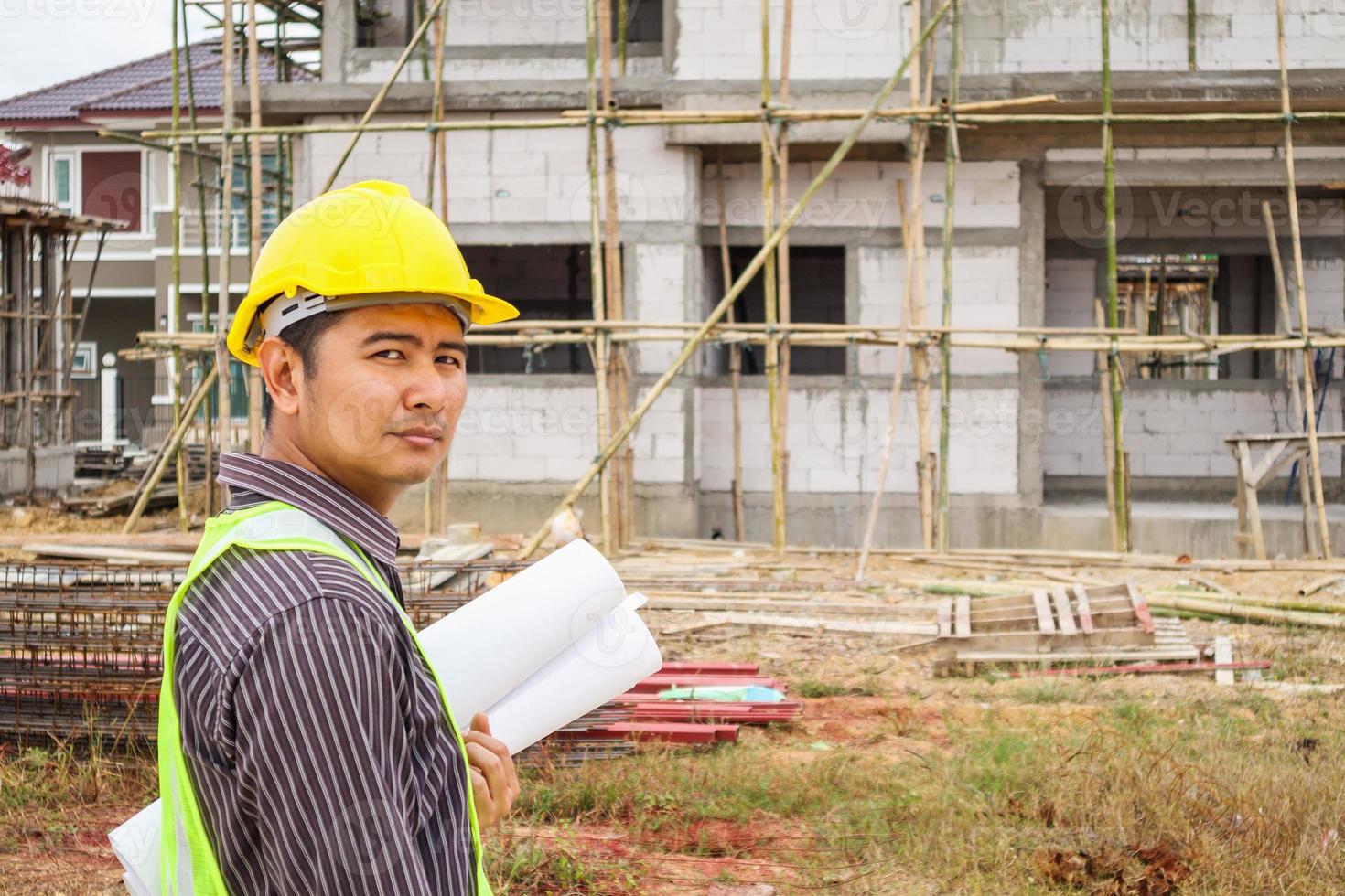 trabajador de ingeniero de construcción de hombre de negocios asiático en el sitio de construcción de viviendas foto