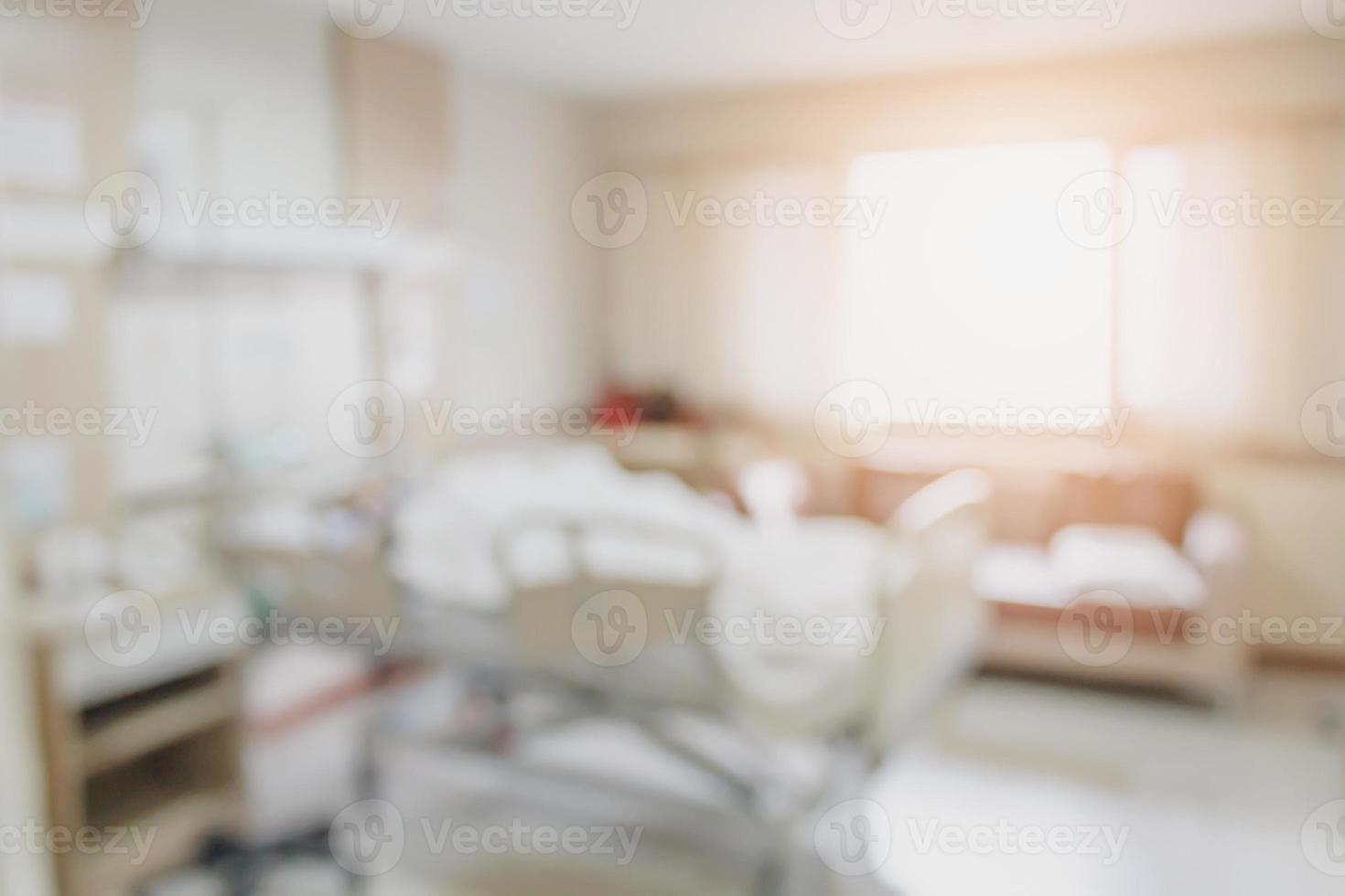 interior abstracto de la habitación del hospital con fondo borroso de la cama foto