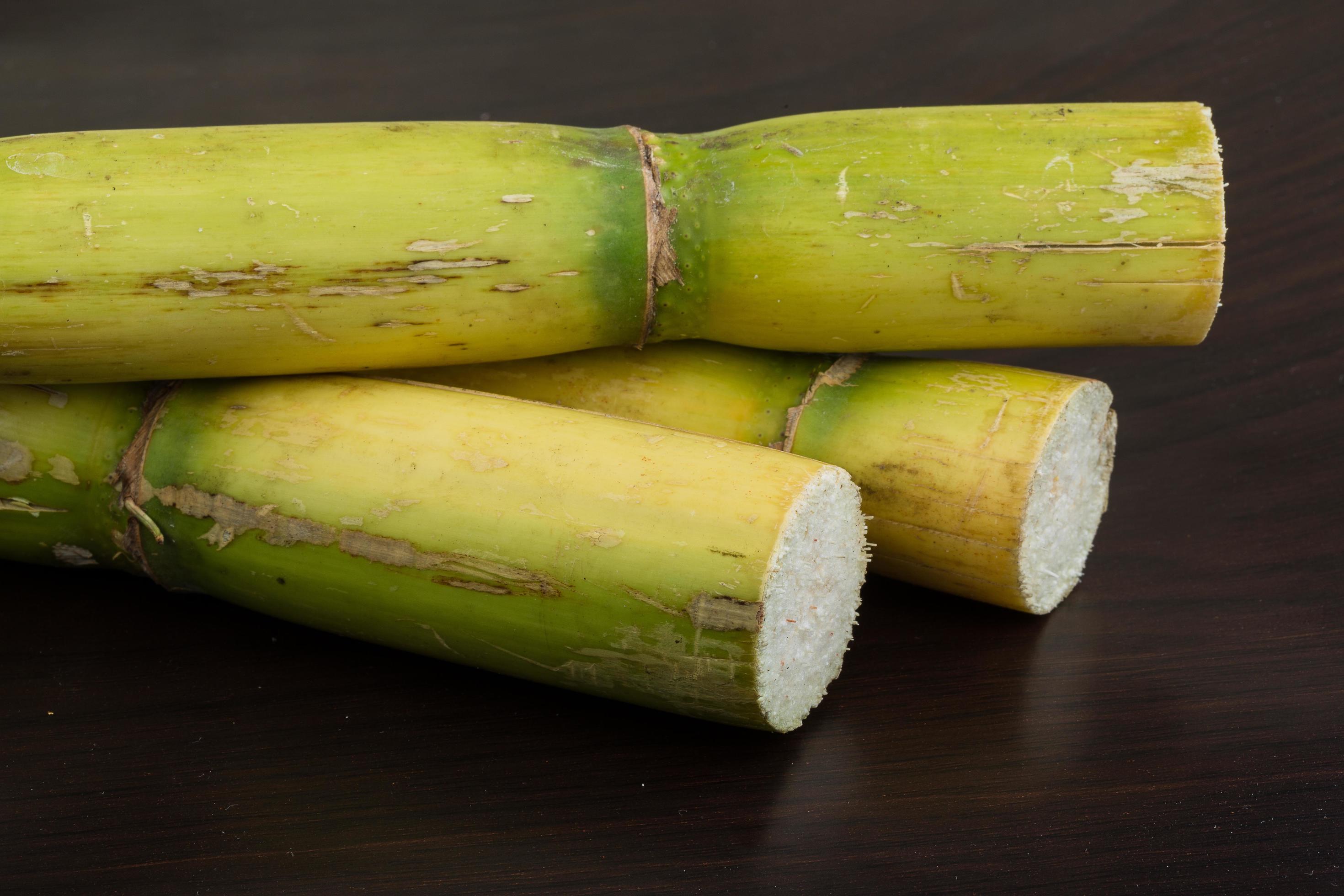 caña de azúcar sobre fondo de madera 12475066 Foto de stock en Vecteezy