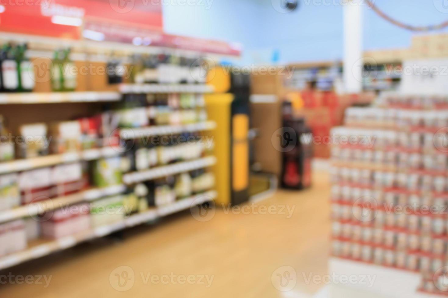 estantes de vino en el fondo borroso del supermercado foto