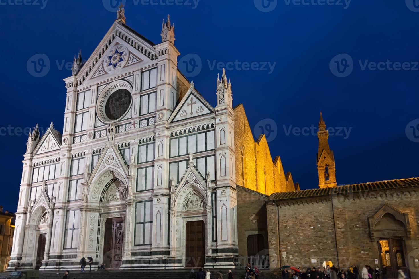 basílica santa croce en piazza en la noche foto