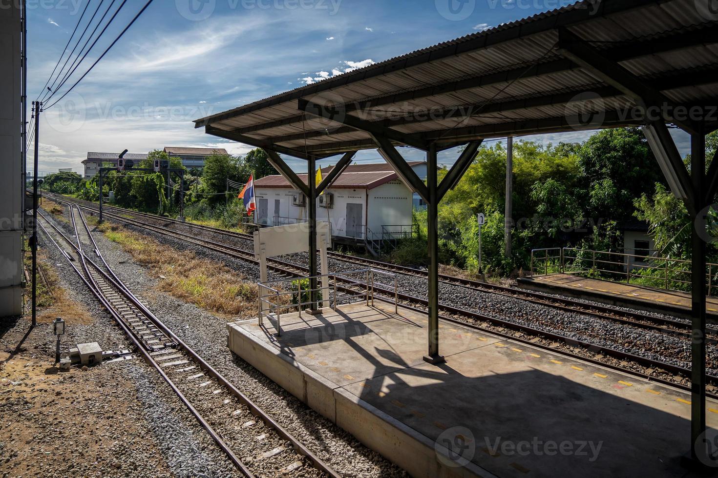 el entorno de la plataforma de la estación de tren de ladkrabang sin la población local. foto