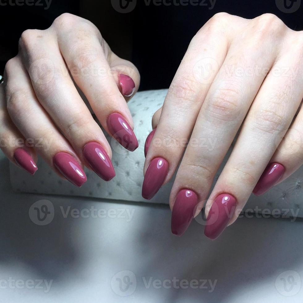 manicura morada en las uñas. diseño de uñas moradas en los dedos. foto