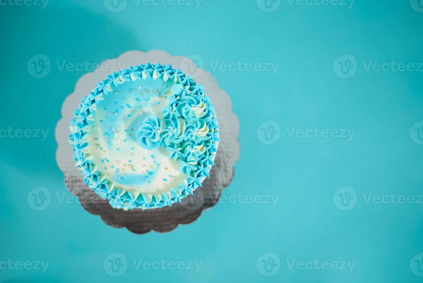 Blue And White Birthday Cake Top View 12485427 Stock Photo At Vecteezy blue-and-white-birthday-cake-top-view-12485427-stock-photo-at-vecteezy