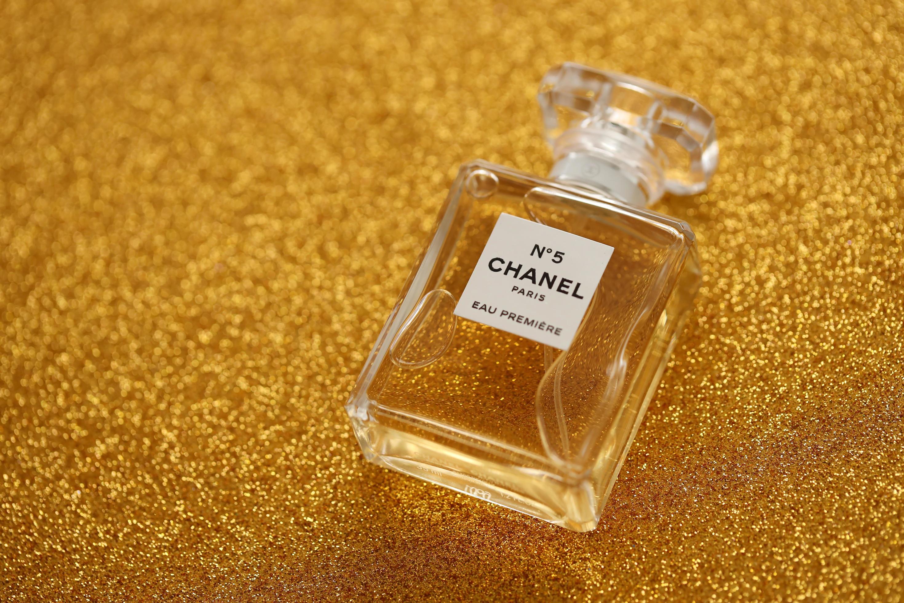 TERNOPIL, UKRAINE - SEPTEMBER 2, 2022 Chanel Number 5 Eau Premiere  worldwide famous french perfume bottle on shiny glitter background in  purple colors 12485573 Stock Photo at Vecteezy