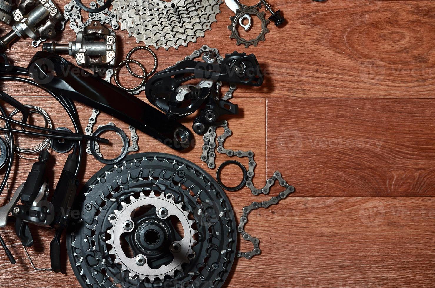 muchas piezas y componentes metálicos diferentes del tren de rodaje de una bicicleta deportiva foto