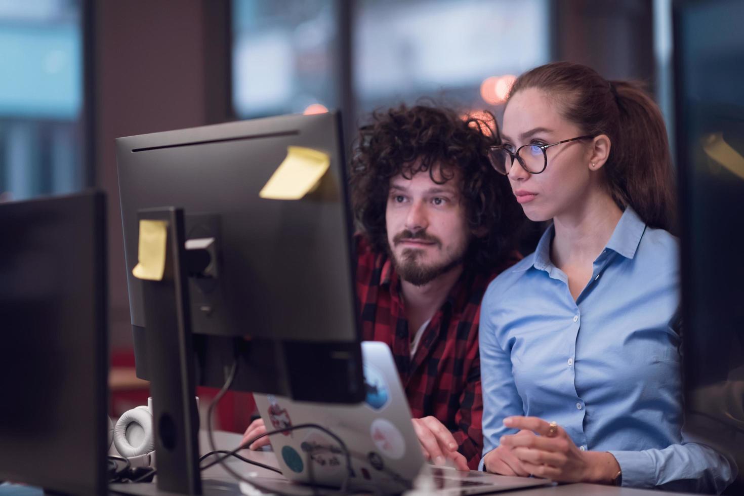 mujer de negocios sonriente con experiencia en el trabajo en proyectos de negocios, entrenadora, compañera de trabajo, agradable asesora consultora calificada que ayuda a un cliente masculino en una computadora portátil foto