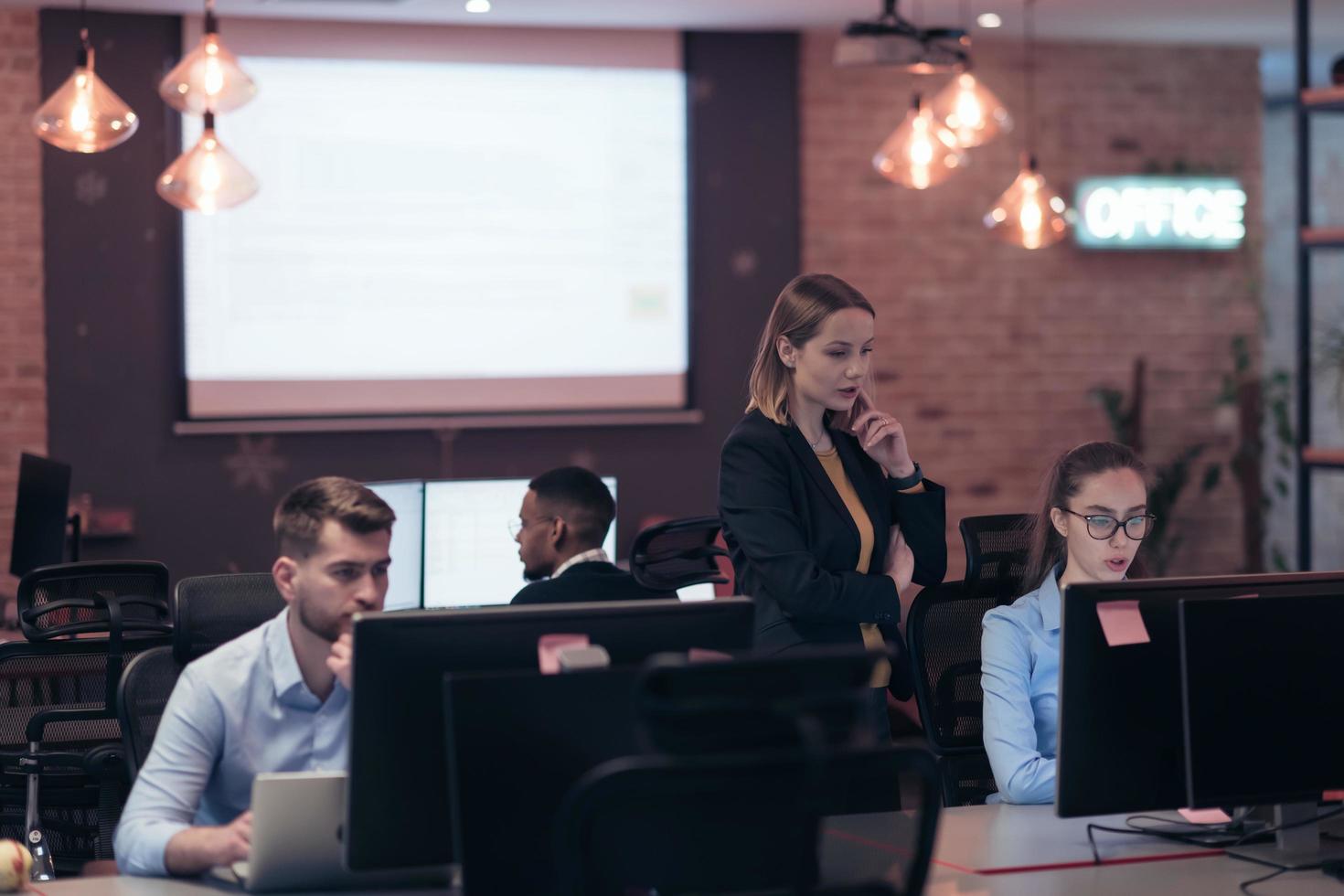 equipo de personas de negocios con experiencia en el trabajo en la capacitación de proyectos de negocios compañero de trabajo de coaching, dama agradable asesora consultora calificada que ayuda al cliente masculino en la computadora. foto