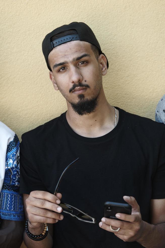 retrato de estudiante de moda de oriente medio foto