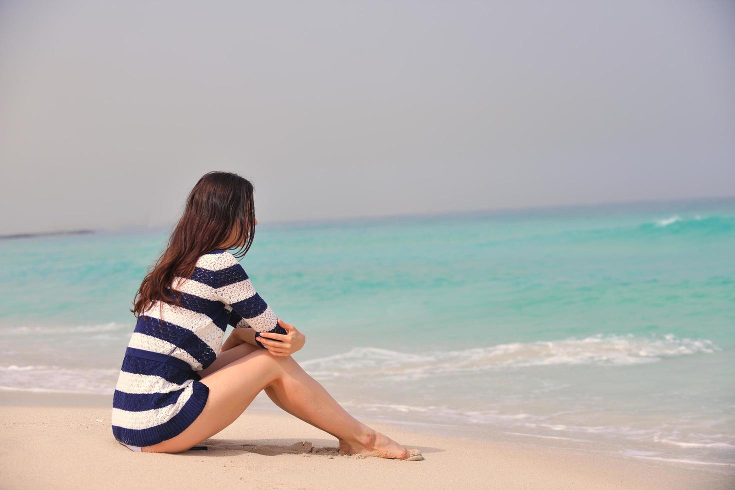 hermosa mujer feliz disfrutando de las vacaciones de verano foto