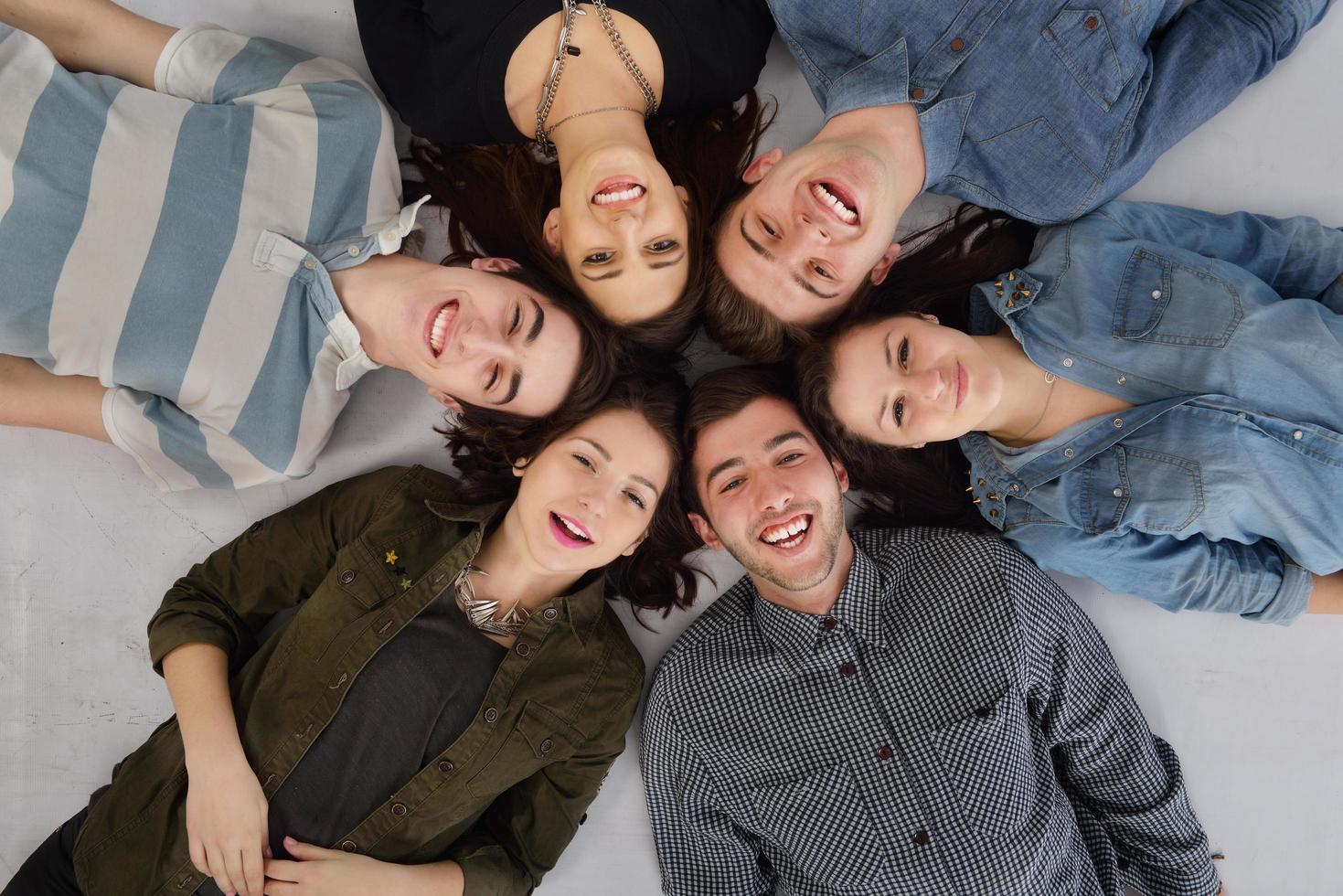 grupo de adolescentes felices foto