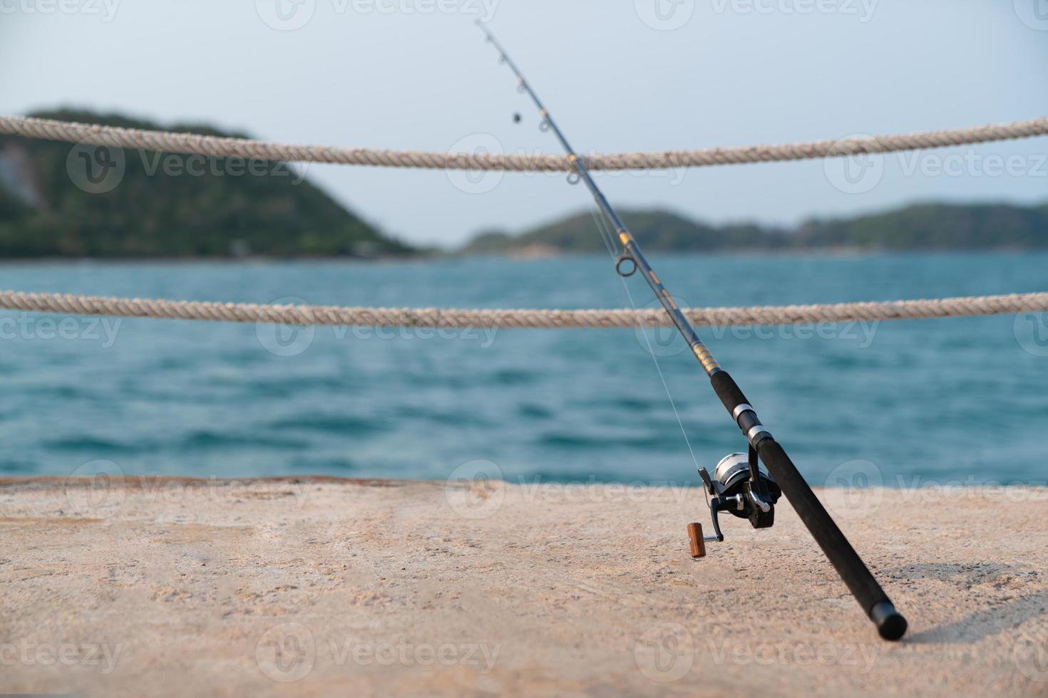 una caña de pescar con fondo marino, pesca. foto