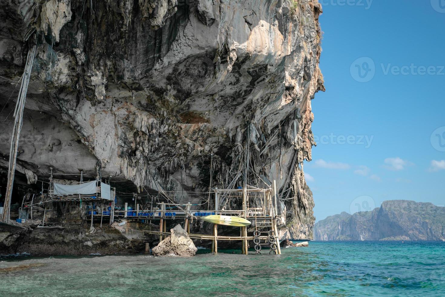 Concesión del nido de vencejos de la cueva vikinga en la isla de phi phi, krabi, tailandia. foto