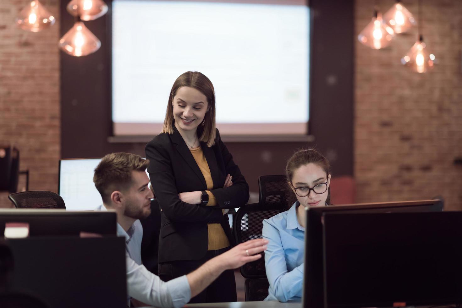 equipo de personas de negocios con experiencia en el trabajo en la capacitación de proyectos de negocios compañero de trabajo de coaching, dama agradable asesora consultora calificada que ayuda al cliente masculino en la computadora. foto