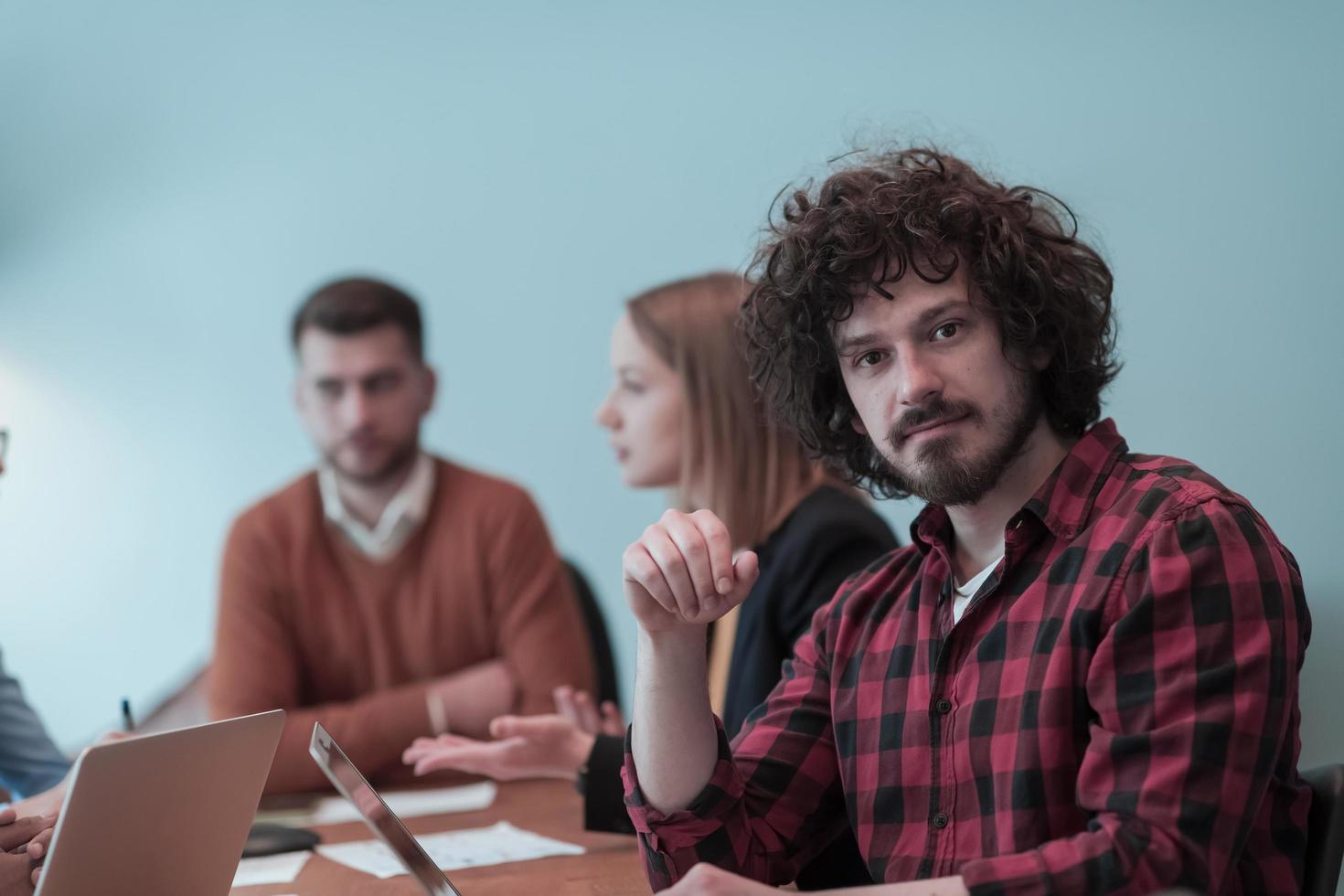 equipo exitoso grupo de jóvenes empresarios multiétnicos que trabajan y se comunican juntos en una oficina creativa. enfoque selectivo foto