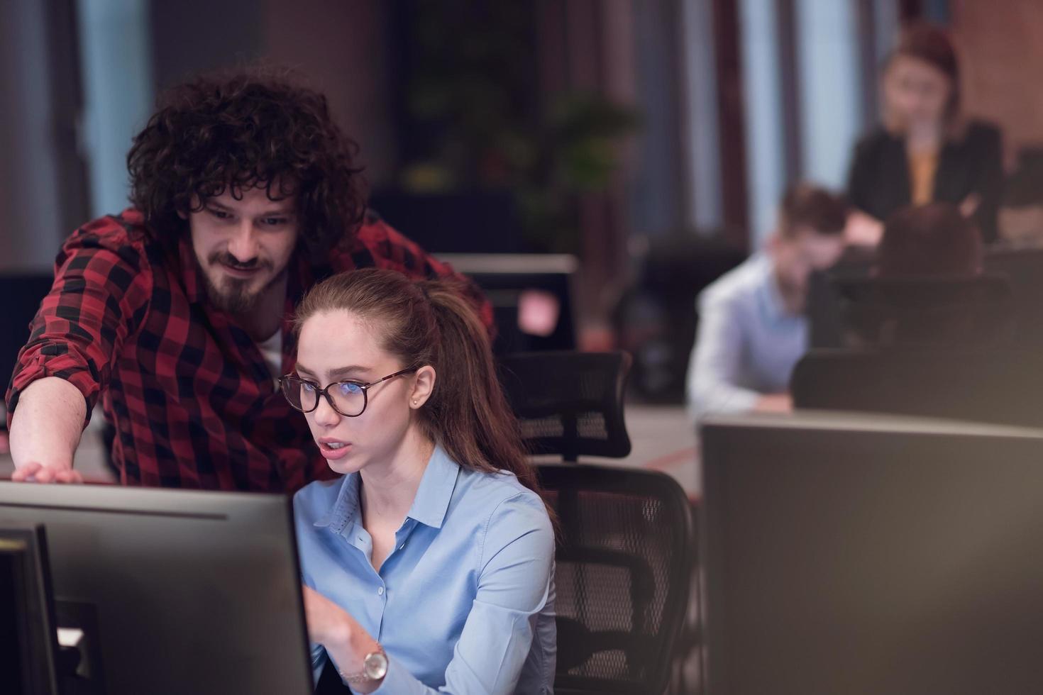 mujer de negocios sonriente con experiencia en el trabajo en proyectos de negocios, entrenadora, compañera de trabajo, agradable asesora consultora calificada que ayuda a un cliente masculino en una computadora portátil foto