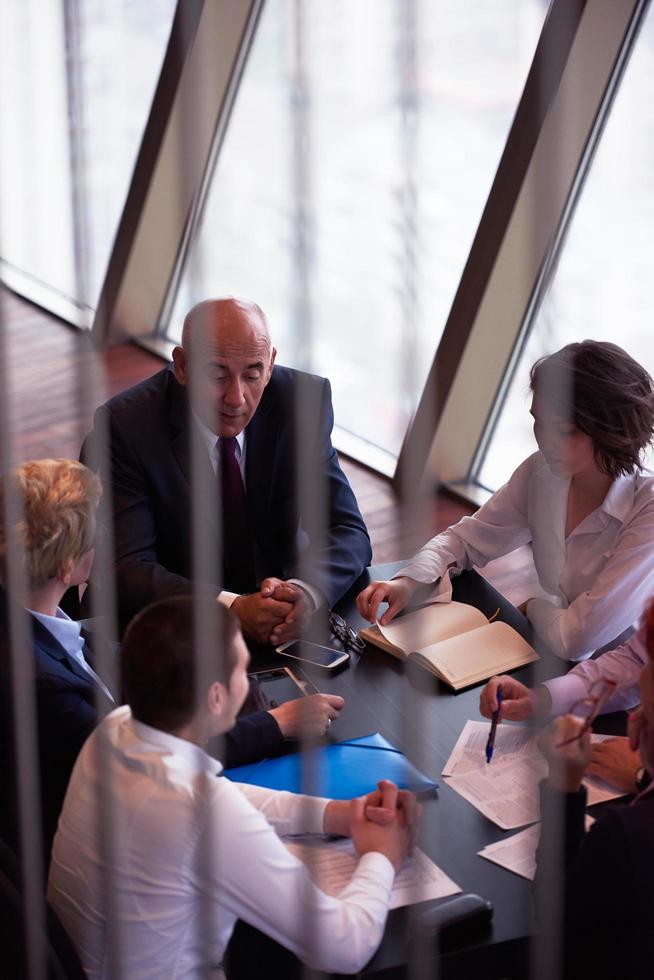 grupo de personas de negocios en reunión en la oficina moderna y luminosa foto