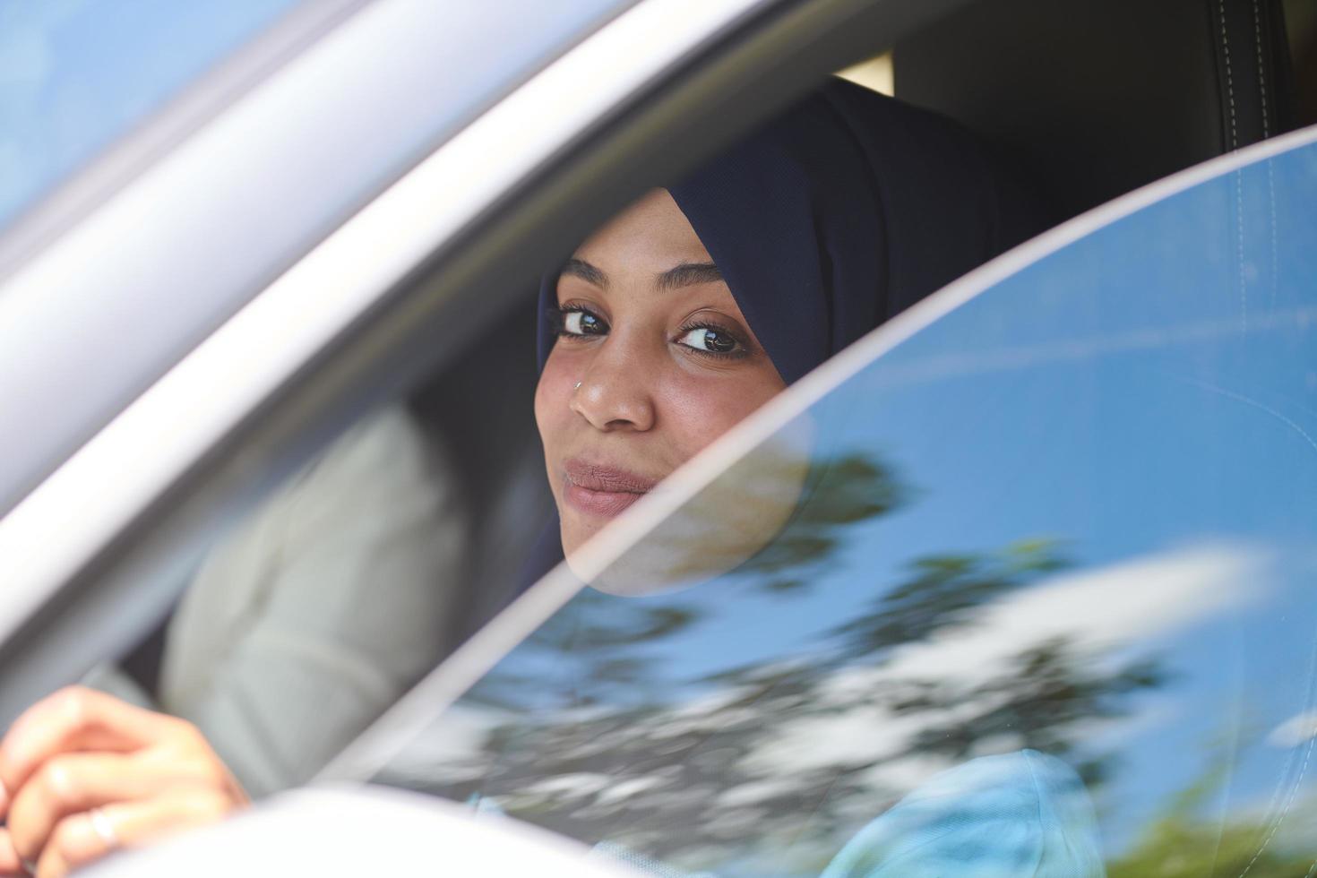 mujer árabe viajando en coche foto