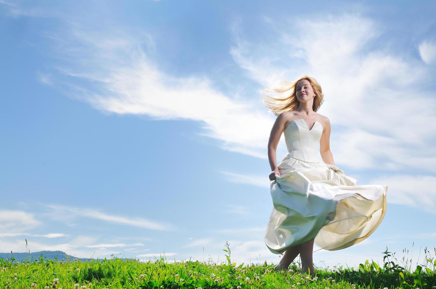 hermosa novia al aire libre foto