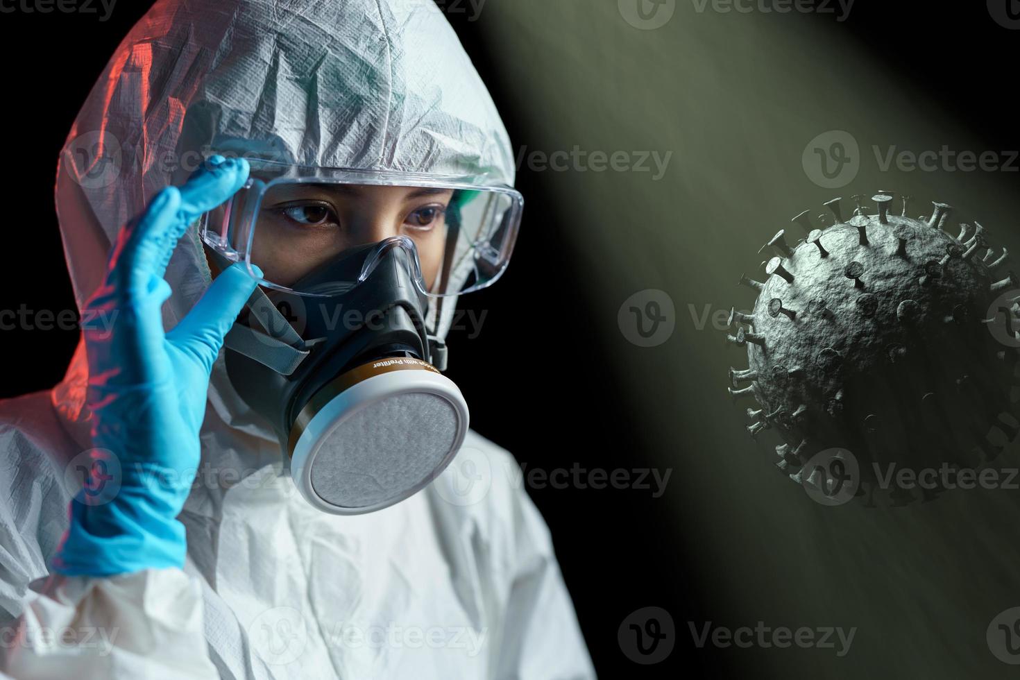 mujer médica con traje protector de hazmat blanco, gafas y máscara respiratoria en busca de virus epidémico foto