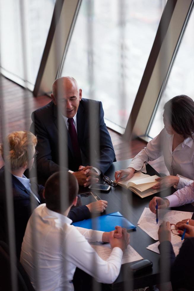 grupo de personas de negocios en reunión en la oficina moderna y luminosa foto