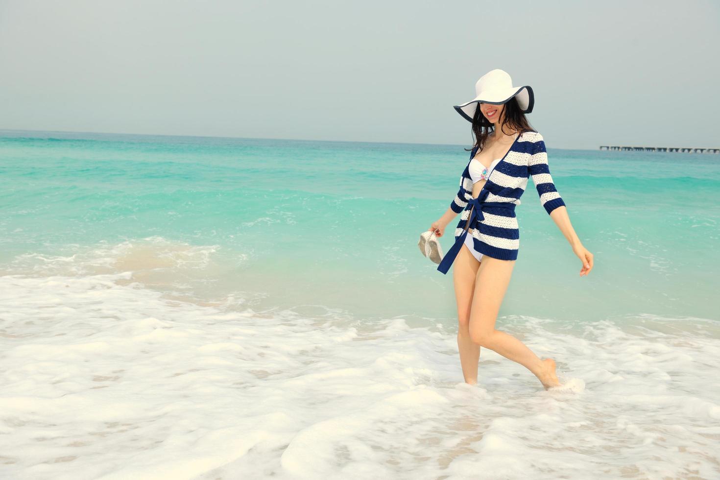 hermosa mujer feliz disfrutando de las vacaciones de verano foto