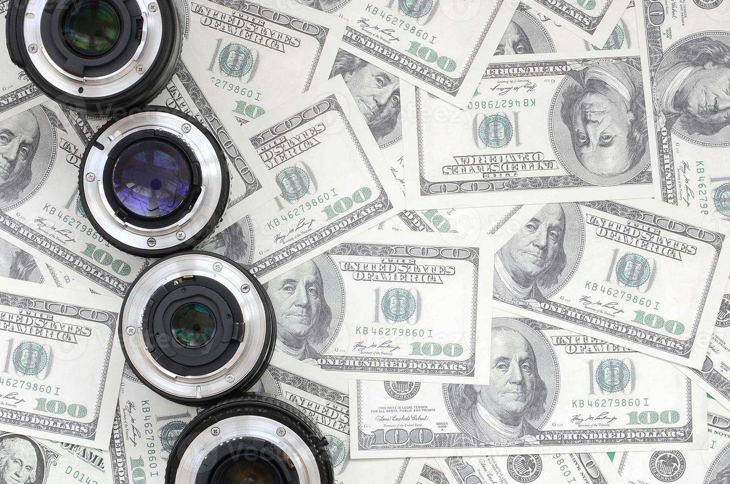 unas pocas lentes fotográficas se encuentran en el fondo de muchos billetes de dólar. espacio para texto foto