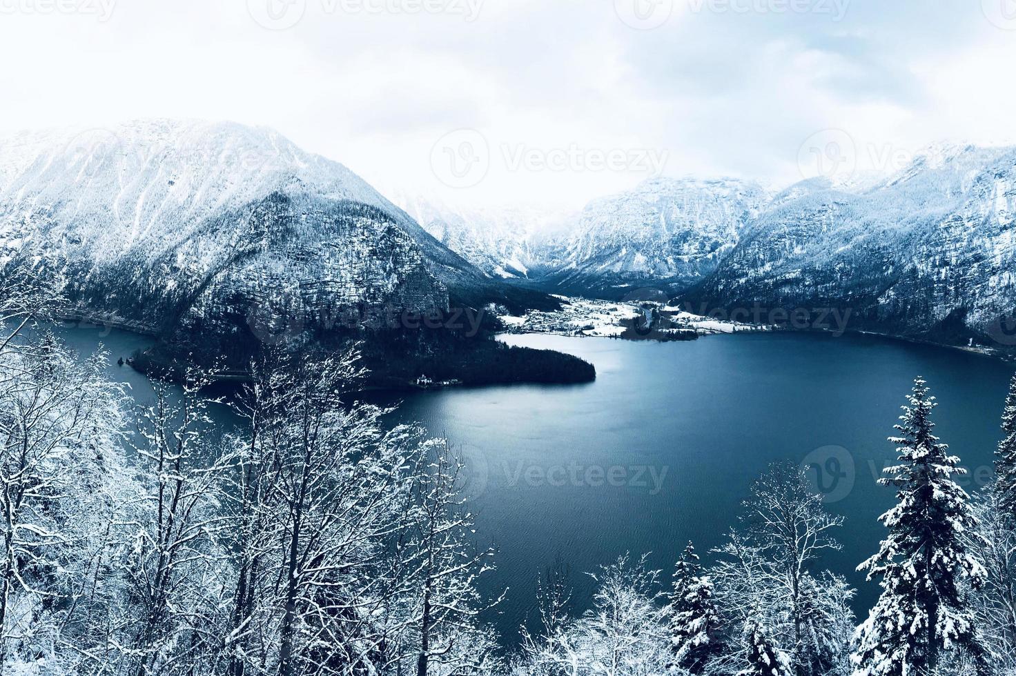 paisaje de hallstatt invierno nieve montaña paisaje valle y lago a través del bosque en upland valle conduce a la antigua mina de sal de hallstatt, austria vertical foto